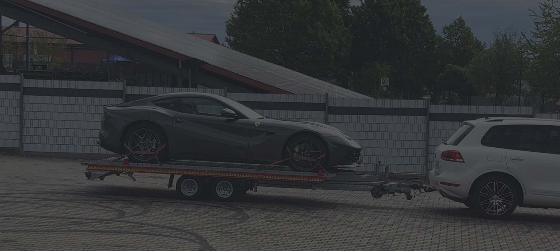 mit Anhänger